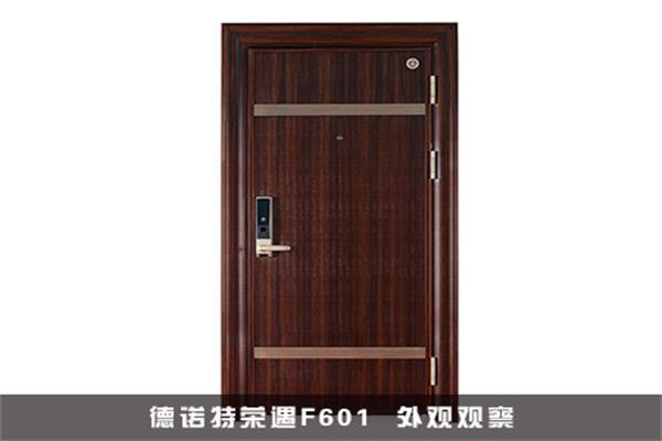一扇門(mén)不僅將一個(gè)家與外界分隔開(kāi)來(lái)，門(mén)的風(fēng)格樣式同樣影響著居室的和諧美觀。伴隨著家居行業(yè)內(nèi)五花八門(mén)的產(chǎn)品日益顯現(xiàn)，或許更多消費(fèi)者會(huì)愈來(lái)愈傾向于購(gòu)買(mǎi)簡(jiǎn)約的產(chǎn)品。來(lái)自德諾特的榮遇F601安全門(mén)，便是簡(jiǎn)約的最好代名詞。殊不知在這樣一款簡(jiǎn)約的安全門(mén)之中，又能貼上“高科技”的標(biāo)簽，下面跟隨小編來(lái)一探究竟。 【產(chǎn)品品牌】德諾特高端安全門(mén) 【產(chǎn)品名稱】德諾特榮遇F601 評(píng)測(cè)地點(diǎn)】浙江省金華市武義縣桐琴鎮(zhèn)五金大道1號(hào) 萬(wàn)嘉集團(tuán)新浪家居產(chǎn)品評(píng)測(cè)中心：服務(wù)消費(fèi)者，關(guān)注消費(fèi)者選購(gòu)、裝修環(huán)節(jié)的所需，提供最客觀、最實(shí)用、最具價(jià)值的參考信息，從而指導(dǎo)消費(fèi)者有效甄別產(chǎn)品，便捷消費(fèi)，提升辨別產(chǎn)品能力；搭建起廠商與用戶的橋梁，降低消費(fèi)者與廠商之間的信息不對(duì)稱；最終宣揚(yáng)環(huán)保、節(jié)能、低碳等健康新理念的消費(fèi)趨勢(shì)。 一、德諾特榮遇F601  外觀觀察 德諾特榮遇F601安全門(mén)在外觀上面，這款安全門(mén)沒(méi)有過(guò)多的修飾，反而這樣的設(shè)計(jì)更能突出簡(jiǎn)約大方的特質(zhì)。紅木色選取，在簡(jiǎn)約、隨性中不失奢華的感覺(jué)。該款門(mén)的風(fēng)格簡(jiǎn)約、隨性、親和，外觀端莊大氣，將自然與美感展現(xiàn)的極具到位。 而巧妙之處就在于采用的拼接飾面，應(yīng)用的是現(xiàn)今時(shí)尚元素的搭配技巧。淺色和深色相結(jié)合的不規(guī)則豎條紋，搭配上立體的豎條紋理，在柔和的光線下，仿佛折射出一道道迷人性感的光束。 二、德諾特榮遇F601  門(mén)板評(píng)測(cè) 德諾特榮遇F601室外門(mén)板采用的鍍鋅鋼板的材質(zhì)，這樣既保證了進(jìn)戶門(mén)的安全性，又大大提高了門(mén)的檔次。門(mén)板采用專用的涂裝工藝，真空噴涂，使表面的漆面豐滿細(xì)膩，紋理愈顯逼真立體。這樣的工藝并且能有效抵抗紫外線，為安全門(mén)罩上防曬的保護(hù)傘的同時(shí)，又起到防止門(mén)板顏色褪色的功能，從而延長(zhǎng)安全門(mén)的壽命時(shí)間。 采用中式門(mén)框結(jié)構(gòu)，1.0mm鋼芯鋼板，門(mén)厚度85mm，2.0mm鍍鋅鋼板，外寬邊。門(mén)扇內(nèi)外包邊四角45度角，內(nèi)置螺絲固定，著重細(xì)節(jié)，美觀大方。獨(dú)特門(mén)框內(nèi)線條設(shè)計(jì)，內(nèi)視美觀，框扇同色。五層加強(qiáng)防撬四面的外置包邊，為您的居家生活帶來(lái)更多精益求精的享受。 三、德諾特榮遇F601  五金評(píng)測(cè) 德諾特榮遇F601采用WJ-D01指紋密碼鎖，密碼界面清晰明了，規(guī)避傳統(tǒng)機(jī)械鎖具的安全漏洞，采用雙重防盜設(shè)計(jì)原理，融合智能指紋防盜，搭建相互獨(dú)立又互為一體的雙重防護(hù)系統(tǒng)。有效提取指紋細(xì)節(jié)特征，提高指紋防盜性能。采用的專利靜音自動(dòng)鎖，讓開(kāi)關(guān)和鎖門(mén)毫無(wú)壓力。除此之外，小編還發(fā)現(xiàn)這款鎖開(kāi)啟起來(lái)十分靈活自如，無(wú)需大力，手指稍稍一轉(zhuǎn)就能開(kāi)啟該鎖，能照顧到老人和小孩開(kāi)鎖的不便，貼心呵護(hù)您的家人。 德諾特榮遇F601安全門(mén)采用獨(dú)特構(gòu)造的三維可調(diào)鉸鏈，是萬(wàn)嘉的專利產(chǎn)品。小編在推門(mén)的過(guò)程中，感受到整個(gè)推門(mén)的過(guò)程非常輕松，只要輕輕一推，便能將整扇門(mén)推到底。這款鉸鏈內(nèi)配軸承，高承重設(shè)計(jì)，永不下垂的工藝，讓一個(gè)小小的鉸鏈可承受200公斤的力，開(kāi)啟非常靈活輕便。  萬(wàn)嘉專利的中控插梢，結(jié)構(gòu)非常簡(jiǎn)約，一按一拔的方法非常方便人們更好的操控，還有防止晃動(dòng)的有效功能，十分人性化的設(shè)計(jì)。 另外，這款防盜門(mén)還配備獨(dú)特防爆栓裝置，采用不銹鋼材質(zhì)。當(dāng)老人、小孩獨(dú)自一人在家，給陌生人開(kāi)門(mén)時(shí)，可用防爆栓扣住門(mén)板，打開(kāi)一道門(mén)縫，防止可疑人非法闖入。這樣一來(lái)又給家中增加了一道預(yù)警線，設(shè)立了可靠的安全保障。 四、德諾特榮遇F601  密封條評(píng)測(cè) 德諾特榮遇F601安全門(mén)密封條與門(mén)板之前緊實(shí)貼合，隔音和保溫效果出色，可以減少熱能損耗；密封條與油漆、清潔劑不宜發(fā)生反應(yīng)，耐磨損、抗老化、抗紫外線和水侵蝕性能強(qiáng)。 評(píng)測(cè)總結(jié)：德諾特榮遇F601安全門(mén)極具中國(guó)古代建筑美學(xué)特征，似是渾然天成，卻是巧奪天工之作。拼接的設(shè)計(jì)具有別樣的家居之美，同樣的風(fēng)格，不一樣的演繹。適用于搭配各種不同的裝修風(fēng)格，讓您領(lǐng)略生活中的純凈、安寧之美。指紋密碼鎖的智能運(yùn)用，集便捷與安全為一體的功能型安全門(mén)，是保障您居家安樂(lè)的極佳選擇。