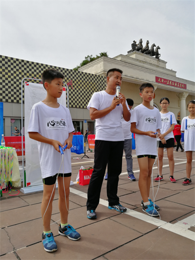 心跳不止！“殺刀”高手成都狂飆繩技