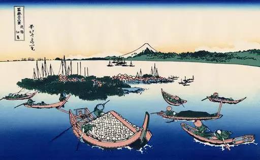 定制家居這點(diǎn)事：北美楓情藝術(shù)總監(jiān)吳偉說(shuō)吳藍(lán)（之三） 慧心獨(dú)具定格藍(lán)彩的靈動(dòng) ——吳藍(lán)的藝術(shù)美學(xué) 法國(guó)畫(huà)家費(fèi)爾南德曾說(shuō)：“色彩是人類(lèi)的一項(xiàng)基本需求，和水、火等自然元素一樣，與我們的生活密不可分。”我們的大腦皮層80%的活動(dòng)是通過(guò)眼睛完成的。我們處理來(lái)自外部世界的大量信息都具有視覺(jué)性特征。 由此可見(jiàn)，色彩對(duì)我們的生活是多么的重要。而我將大家也包括我自己最鐘愛(ài)的藍(lán)色，運(yùn)用到空間設(shè)計(jì)，它直接影響到了空間的情緒表達(dá)。一個(gè)空間，藍(lán)色和關(guān)系色彩一起，呈現(xiàn)出空間語(yǔ)言，空間的情緒和空間的美感體驗(yàn)。結(jié)合我對(duì)生活的理解和設(shè)計(jì)，打造專(zhuān)屬于你的個(gè)性空間。“專(zhuān)屬”二字從何談起呢？ 一直以來(lái)，我都致力于手工擦色，摒棄工業(yè)化的量產(chǎn)和生搬硬套，最大程序還原變化中的藍(lán)，和其他色彩發(fā)生關(guān)系的藍(lán)，為每個(gè)空間量身定制屬于其獨(dú)特的藍(lán)色色彩關(guān)系空間。 自然之美，令人心曠神怡。大自然是最出色的設(shè)計(jì)師，隨意揮灑筆觸，或娟秀或曠達(dá)，其美是人工之技難以企及的。更何況是工業(yè)化量產(chǎn)之死物。為適應(yīng)不同的空間，最大程度還原自然之美，吳藍(lán)空間美學(xué)的“藍(lán)”，不是一個(gè)經(jīng)過(guò)幾次簡(jiǎn)單調(diào)制就呈現(xiàn)出藝術(shù)效果的繪畫(huà)顏料或是家具油漆。她通過(guò)將不同純度與明度的藍(lán)，在木材、石材、紡織面料 、金屬等多種不同材質(zhì)載體上，反復(fù)施加特殊工藝，同時(shí)通過(guò)把控各種材料和色彩反應(yīng)變化的過(guò)程，最終呈現(xiàn)出的一種具有極致視覺(jué)表現(xiàn)力與感染力的色彩美學(xué)形態(tài)。 一組關(guān)系色彩，同時(shí)服務(wù)于一個(gè)主題，呈現(xiàn)一種關(guān)系空間，無(wú)論是底色還是點(diǎn)睛，都最大程度的和周?chē)屎推焦蔡帲瑯?gòu)成一個(gè)和諧統(tǒng)一的整體美學(xué)空間。當(dāng)然這靠機(jī)器實(shí)現(xiàn)不了，不可復(fù)制，沒(méi)有標(biāo)準(zhǔn)，這種關(guān)系藍(lán)的靈動(dòng)是難以捉摸的，我只有在擦拭過(guò)程的一遍遍努力中，去慢慢揣摩，尋覓，撥云見(jiàn)日般的去還原其美。 我經(jīng)常會(huì)和同事一起，在北美楓情木家居500多平米的色彩創(chuàng)意工坊擦色打樣。工作臺(tái)上鋪陳著各種純度、明度不同的藍(lán)，很多的色樣都被否決了，只留下一小部分比較接近的藍(lán)色，真可謂百里挑一。如果小樣顏色比較符合我心目中的色彩，我會(huì)繼續(xù)在上面進(jìn)行二次創(chuàng)作，力爭(zhēng)更加的真實(shí)、自然：仔細(xì)的擦拭，調(diào)色，做舊。慢慢的，色板上面出現(xiàn)了層次漸變的藍(lán)。打樣做色板，還只是我們吳藍(lán)美學(xué)空間創(chuàng)作的第一步，每塊色板都是反復(fù)經(jīng)過(guò)手工打造，雖說(shuō)是定制產(chǎn)品，卻絲毫不亞于藝術(shù)作品的創(chuàng)作。每一個(gè)關(guān)系藍(lán)的把控，都是非常難以捉摸的，只有一遍遍的靠深厚美學(xué)底蘊(yùn)和材質(zhì)特性的經(jīng)驗(yàn)把控才能把心目中的那抹藍(lán)變?yōu)楝F(xiàn)實(shí)，變?yōu)閰撬{(lán)空間體系的靈魂。 其實(shí)“吳藍(lán)”定格的不僅僅是藍(lán)彩的靈動(dòng)，更加定格的是一種詩(shī)意的存在。 西方“詩(shī)學(xué)（Poetics）”是“創(chuàng)造”的代名詞，“吳藍(lán)”空間美學(xué)正是這種經(jīng)過(guò)深厚藝術(shù)底蘊(yùn)加工，豐富個(gè)人經(jīng)歷沉淀下來(lái)的深思嚴(yán)謹(jǐn)?shù)脑?shī)學(xué)創(chuàng)造，通過(guò)這樣詩(shī)意的空間最大程度激發(fā)消費(fèi)者的生產(chǎn)力。這是吳藍(lán)空間美學(xué)所賦予商品的延生價(jià)值，帶給消費(fèi)者物超所值的體驗(yàn)感，無(wú)與倫比的自然美感。 中國(guó)的詩(shī)意卻是體現(xiàn)在情景空間的想象，我創(chuàng)作的吳藍(lán)空間，并不因循守舊，勇于去打破傳統(tǒng)。打個(gè)比方，我運(yùn)用人字拼和層次漸變的藍(lán)，間或點(diǎn)綴以紅色，表現(xiàn)出“日出江花紅勝火，春來(lái)江水綠如藍(lán)”的詩(shī)學(xué)意境。這樣的靈動(dòng)詩(shī)意，正是吳藍(lán)美學(xué)空間的靈魂所在，因?yàn)橐荒ㄋ{(lán)的靈動(dòng)，在色彩間雀躍，邀請(qǐng)您來(lái)到吳藍(lán)空間，一起點(diǎn)亮生活的詩(shī)意。 吳藍(lán)空間不僅僅只是藍(lán)色關(guān)系色彩的運(yùn)用，更是經(jīng)過(guò)深厚藝術(shù)底蘊(yùn)加工，豐富個(gè)人經(jīng)歷沉淀下來(lái)的厚積薄發(fā)，通過(guò)手工擦色、反復(fù)調(diào)整，定格出那抹藍(lán)色的靈動(dòng)和詩(shī)意。