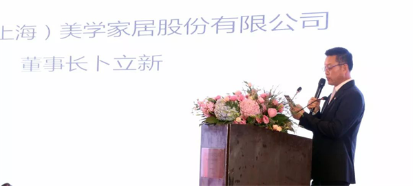 在消費升級的大背景下，在美學消費意識覺醒的大趨勢下，地板行業有這樣一位先行者——書香門地，以時尚的設計和理念引領市場，在產品定位上，始終走高端價值鏈的方式，倡導“美能增值”的核心消費理念，開創“美學”地板先河，順應了消費需求發展的趨勢，彌補了國內高端市場的空白。2018年書香門地“聚勢·創變·領航”的新征程已經開啟！