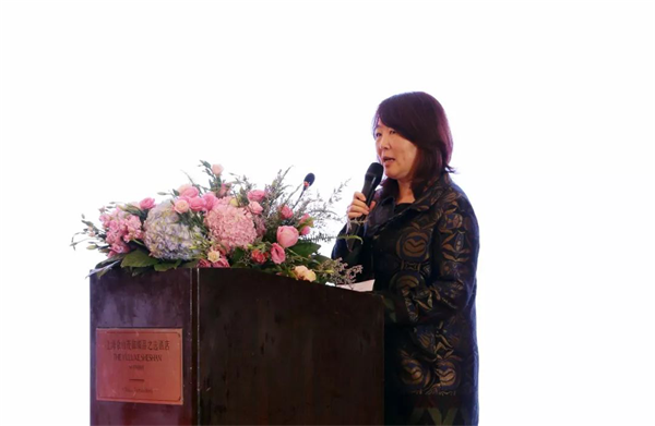 在消費升級的大背景下，在美學消費意識覺醒的大趨勢下，地板行業有這樣一位先行者——書香門地，以時尚的設計和理念引領市場，在產品定位上，始終走高端價值鏈的方式，倡導“美能增值”的核心消費理念，開創“美學”地板先河，順應了消費需求發展的趨勢，彌補了國內高端市場的空白。2018年書香門地“聚勢·創變·領航”的新征程已經開啟！