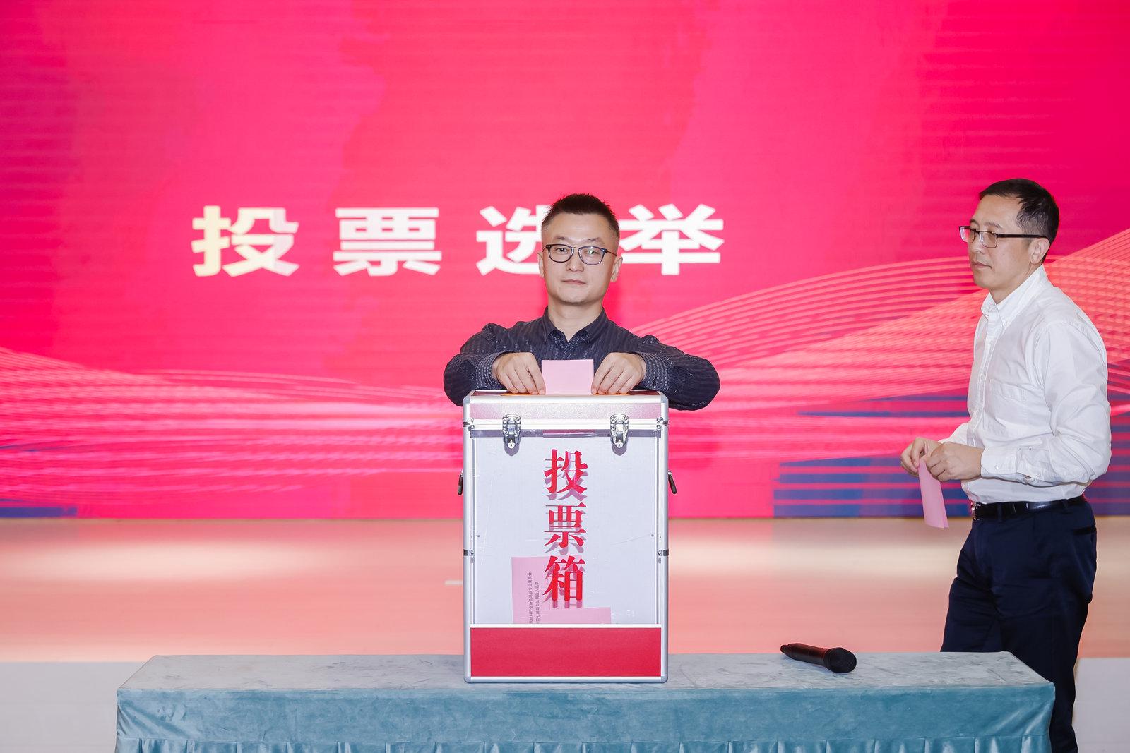會(huì)議通過(guò)無(wú)記名投票方式舉行選舉