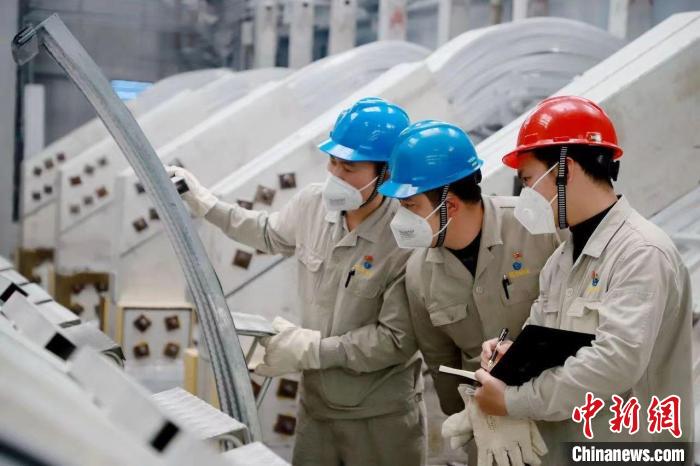 圖為來賓市一家鋁企業(yè)里工人忙碌工作。　來賓市工業(yè)園區(qū)供圖