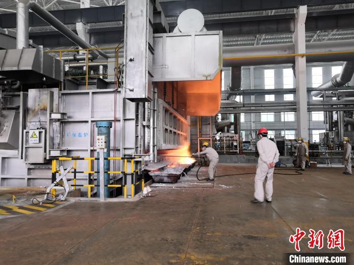 圖為來賓市一家鋁企業(yè)里工人忙碌工作?！碣e市工業(yè)園區(qū)供圖